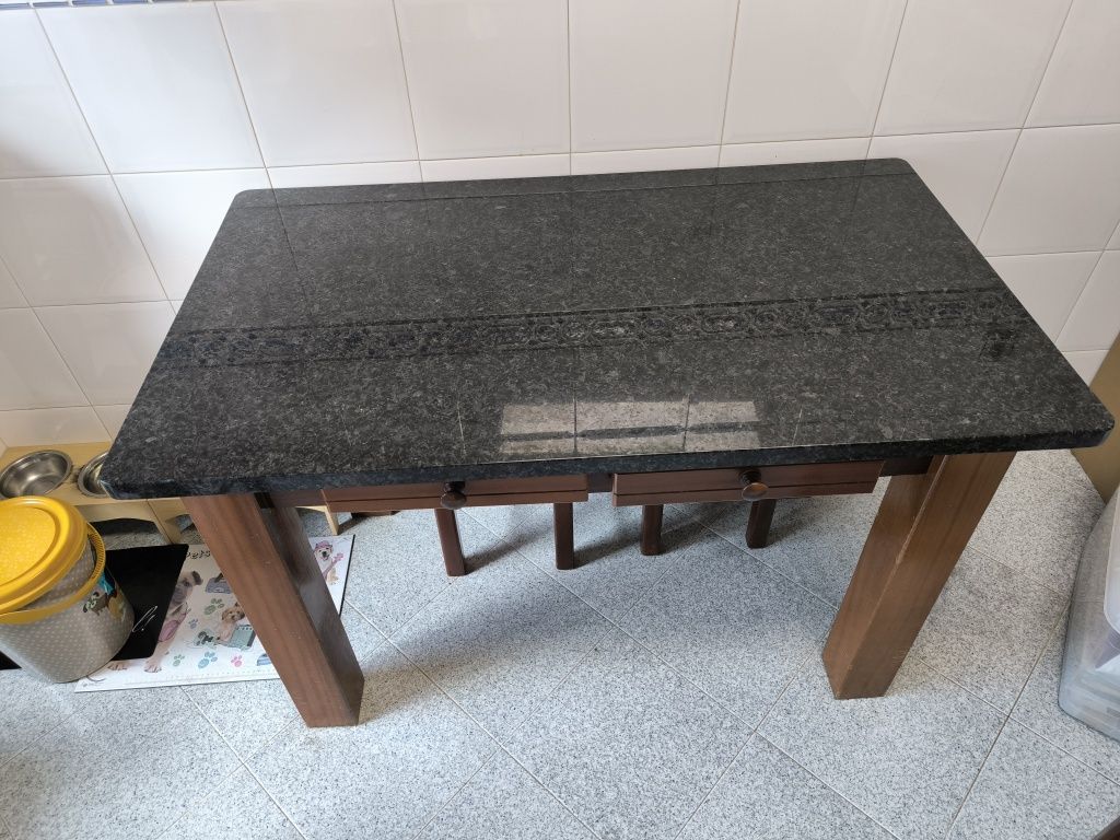 Mesa de cozinha com bancos