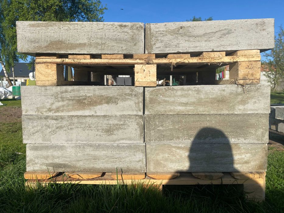 słupek geodezyjny/granicznik/Kamienie graniczne, zawibrowane.