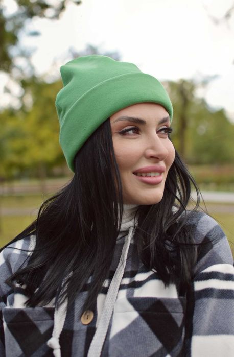 Стильна зимова жіноча шапка.