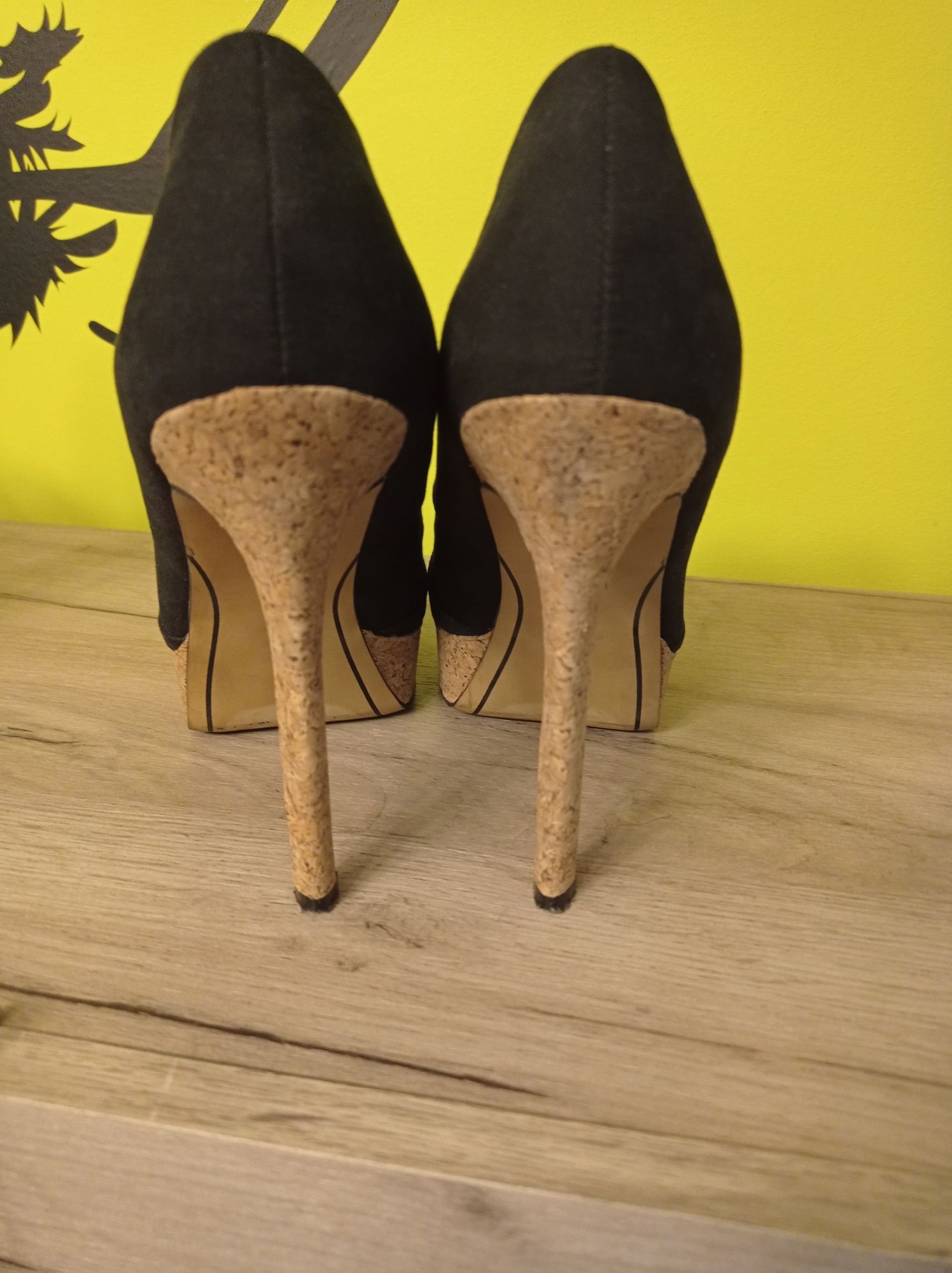 Buty damskie na obcasie Bershka