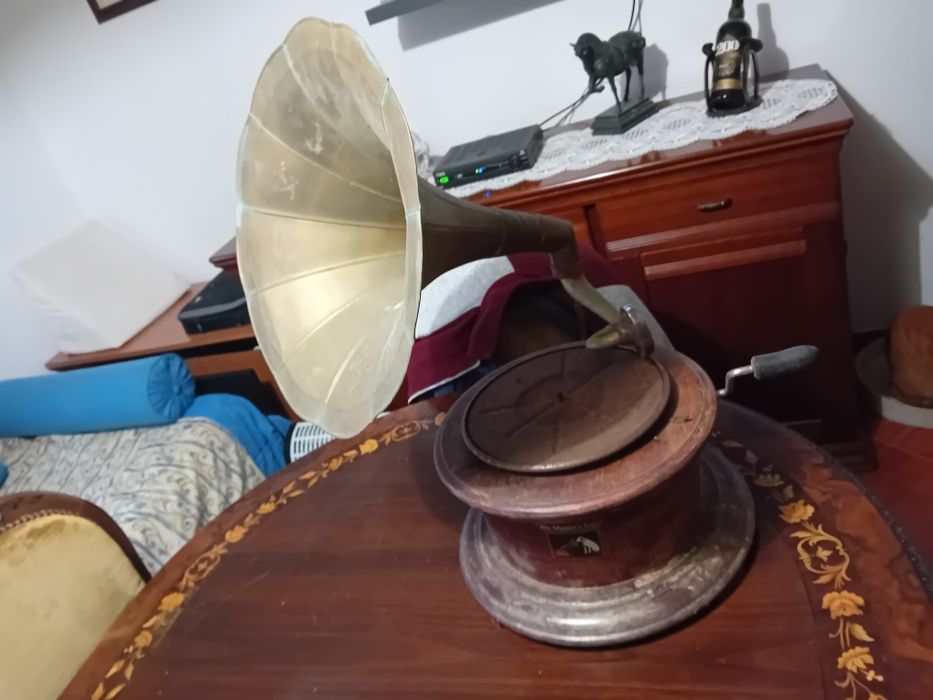 Grafonola antiga completa a precisar de limpeza