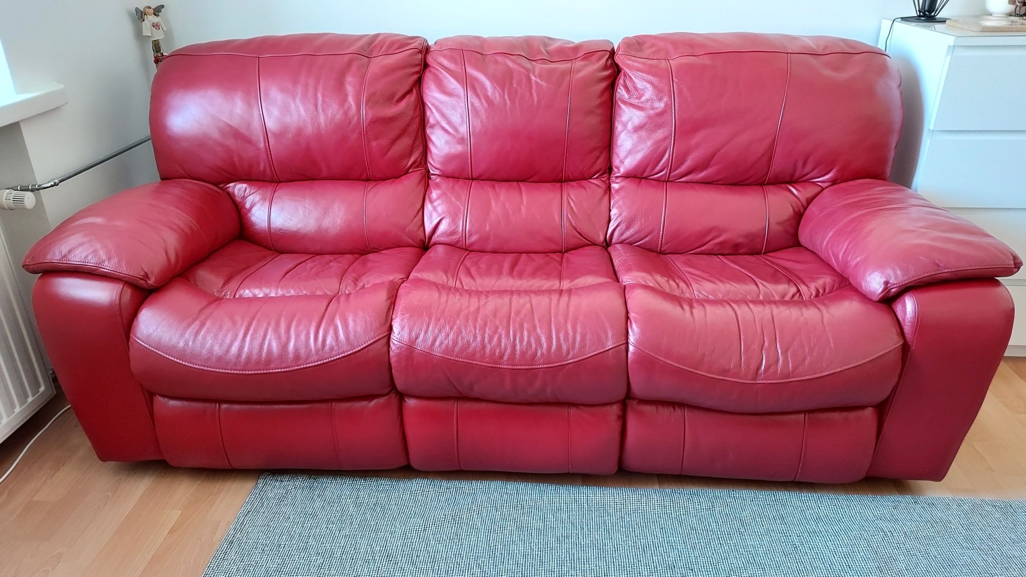 3-osobowa sofa skórzana z funkcją relaksu – rozkładane podnóżki