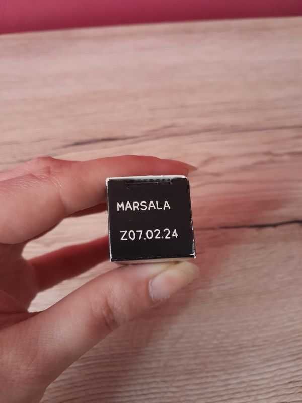 Lśniąca szminka z kwasem hialuronowym Hydramatic Shine 3,6g Marsala.