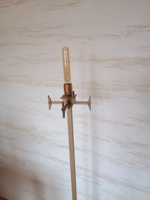 Lampa geometryczna stojąca