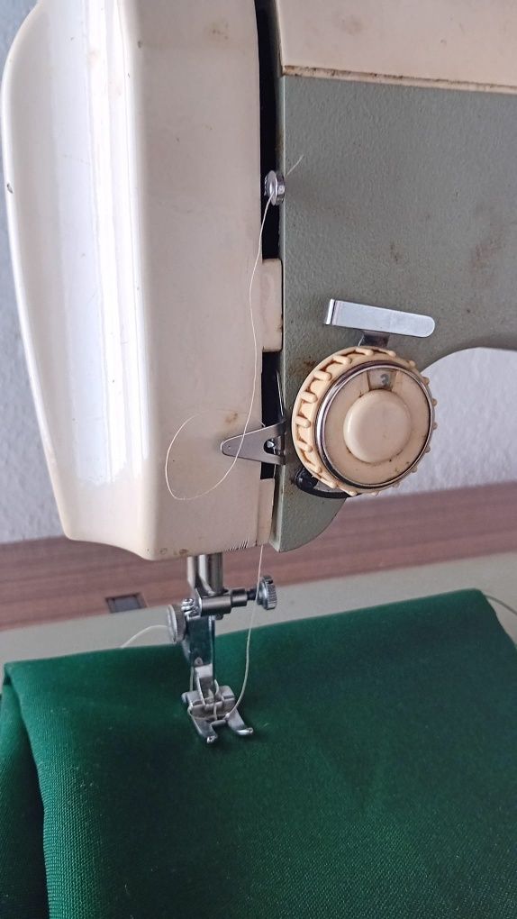Máquina de Costura OLIVA 512 – Completa, a Funcionar