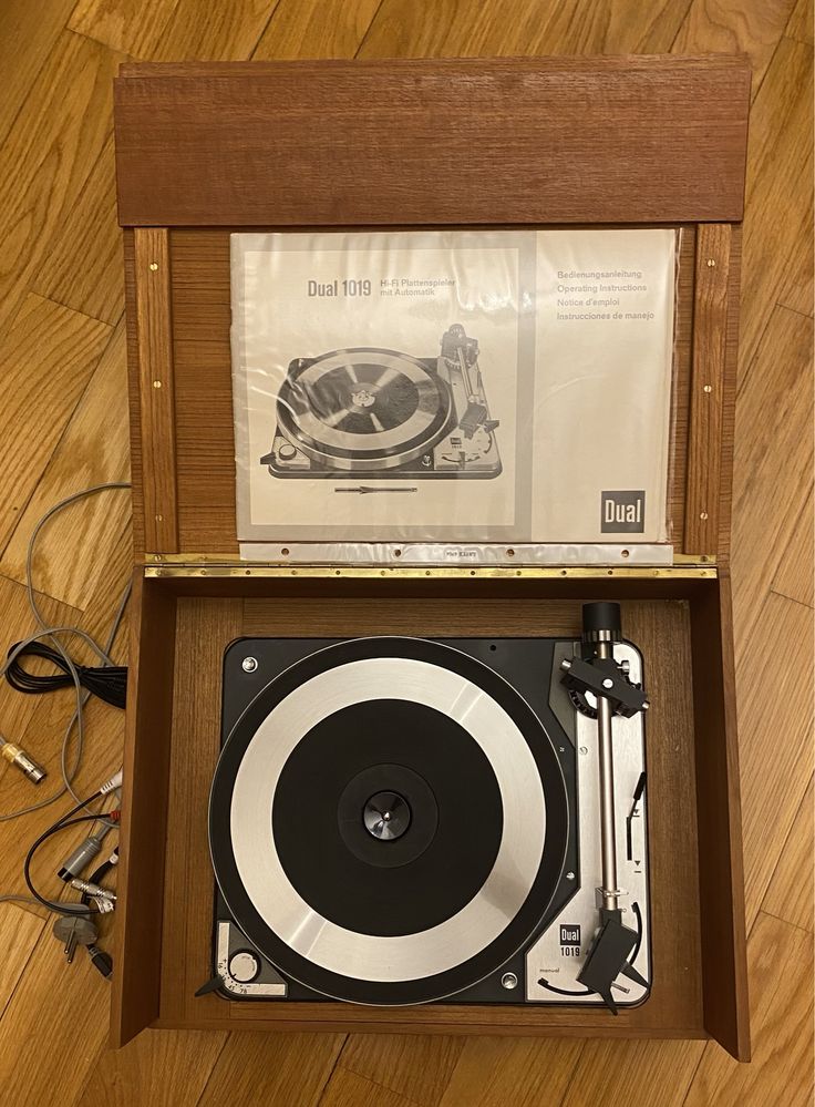 Gira-discos antigo Dual 1019