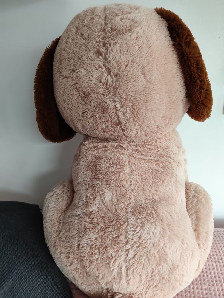 Cão de peluche grande