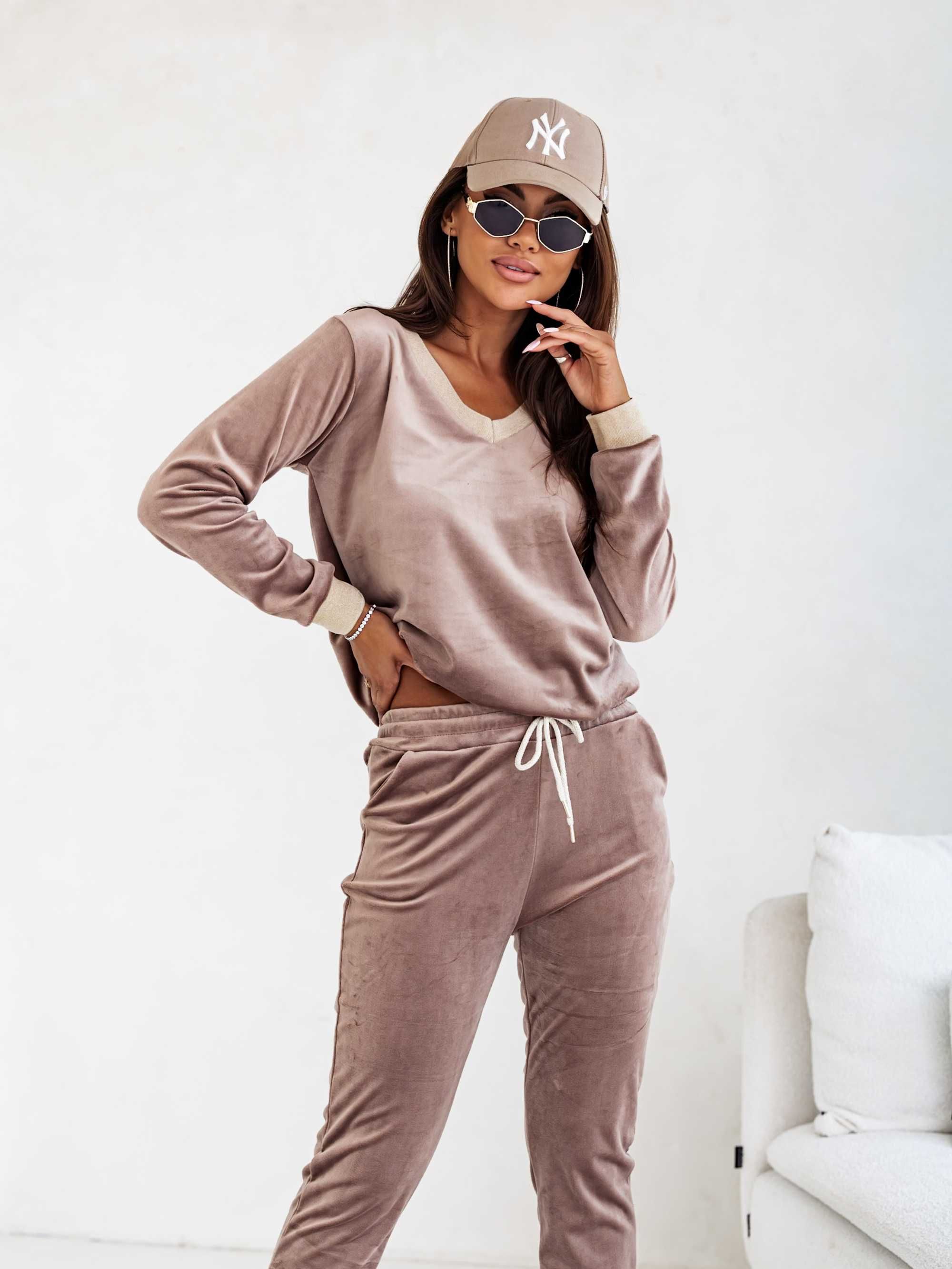 Komplet welurowy dres Polski produkt mocca dekolt V 40 L Moon