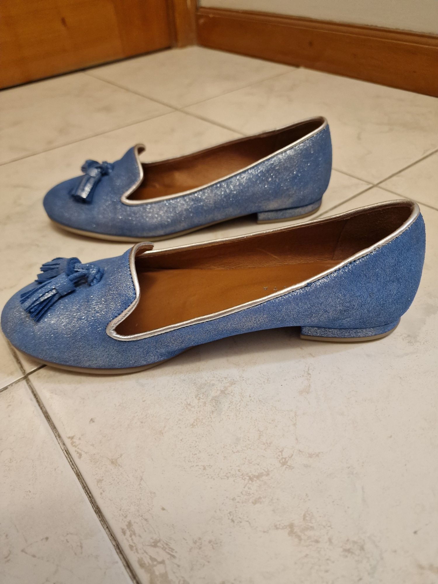 Sapatinho azul brilhante