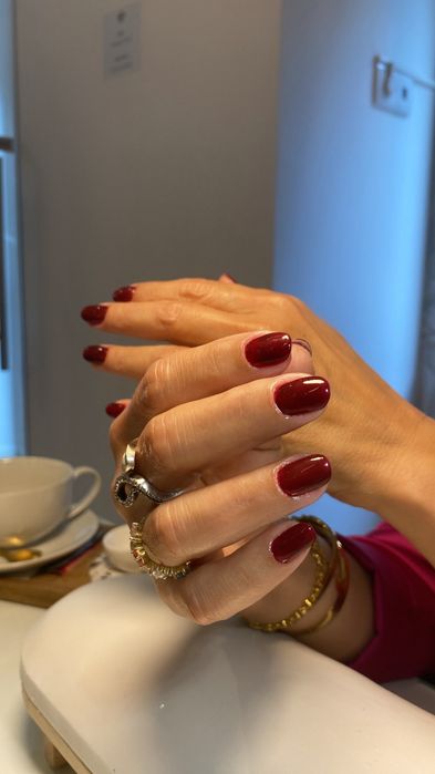 Extensão de unhas, verniz gel, pedicure e design de sobrancelhas.