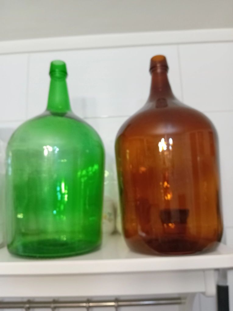 Vendo 2 garrafões  de vidro antigos de 5 litros