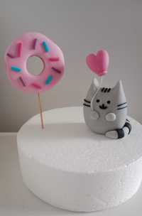 Figurka na tort Pusheen z balonikiem +donuty
