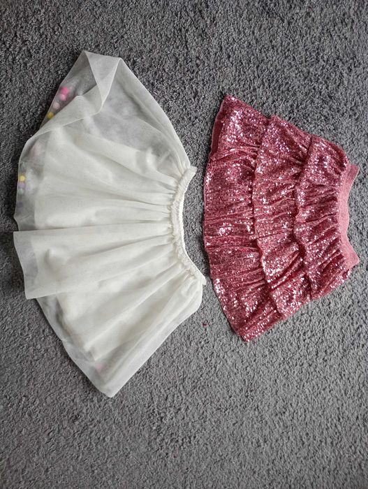 2 śliczne spódniczki w rozmiarze 122/128