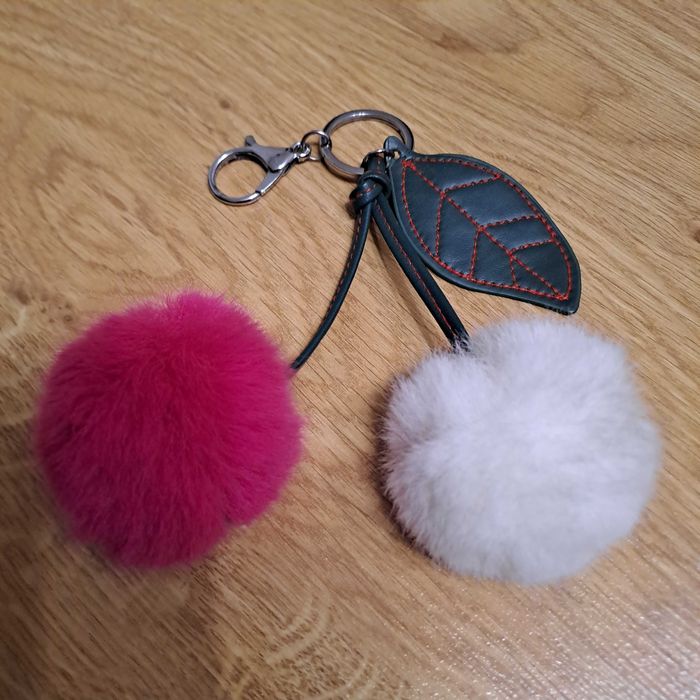 Brelok do kluczy z pomponem liść wiśni