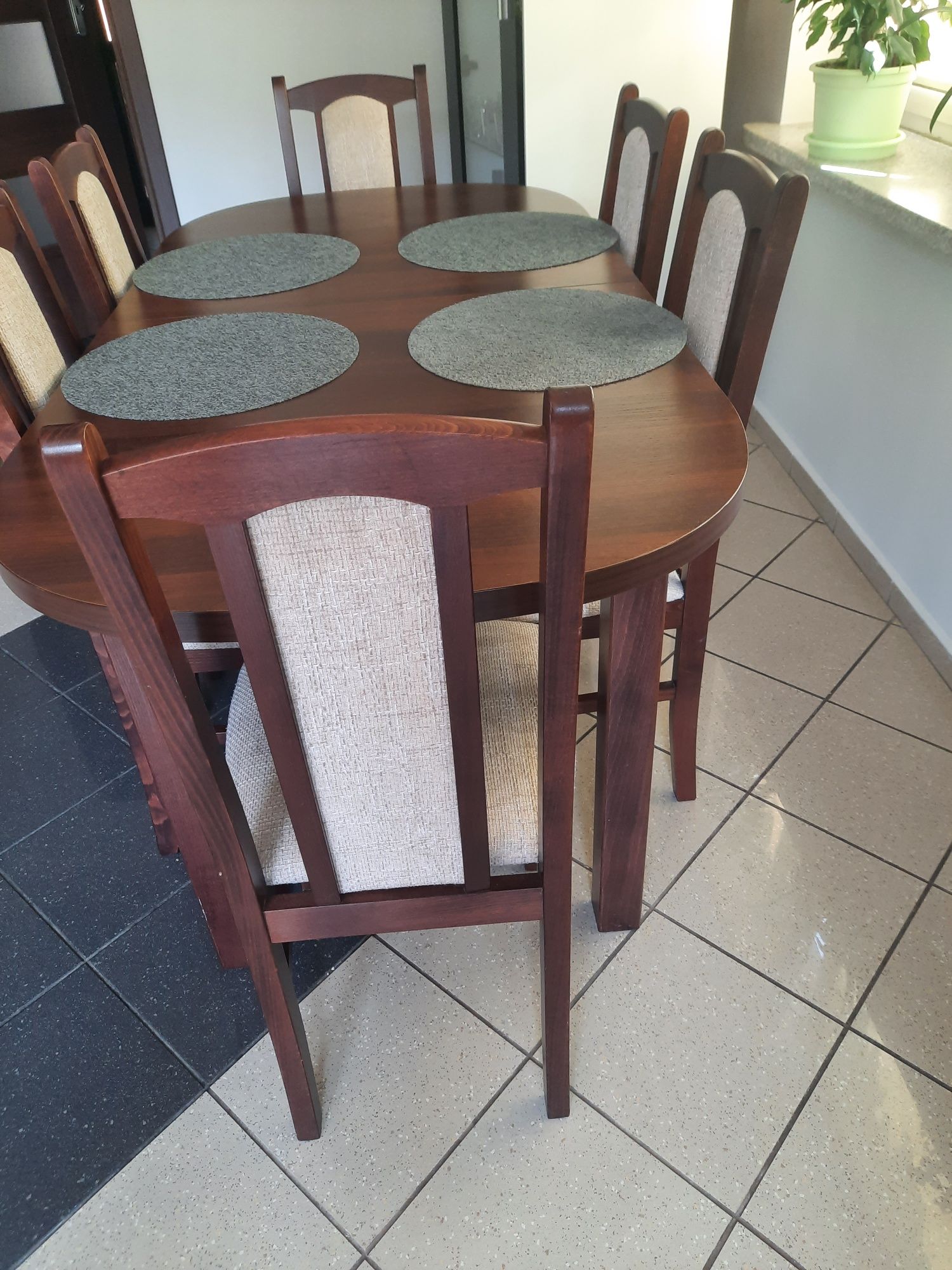 Komplet stół, 8 krzeseł orzech