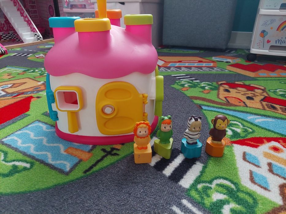 Zabawki domek i figurki