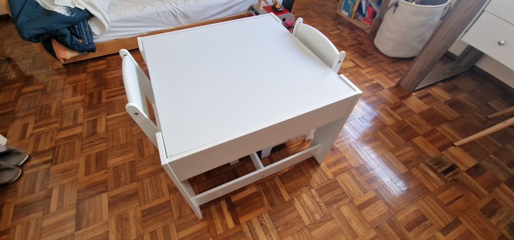 Mesa Secretária Infantil de Madeira com 2 Cadeiras