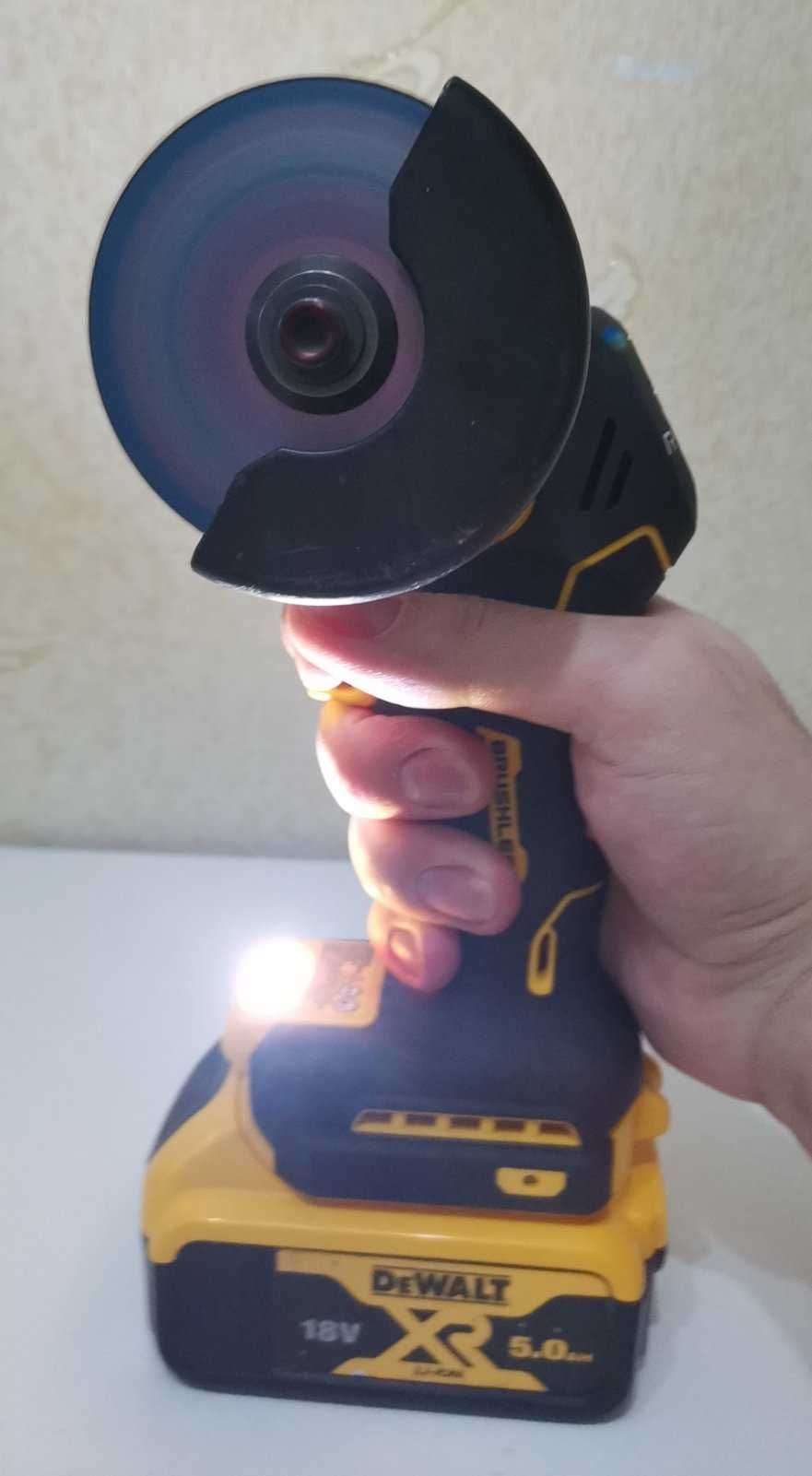 Аккумуляторная дисковая пила (мини-болгарка) DeWALT DCS438N