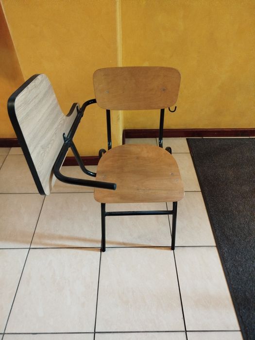 Krzesła drewniane z pulpitem stolikiem