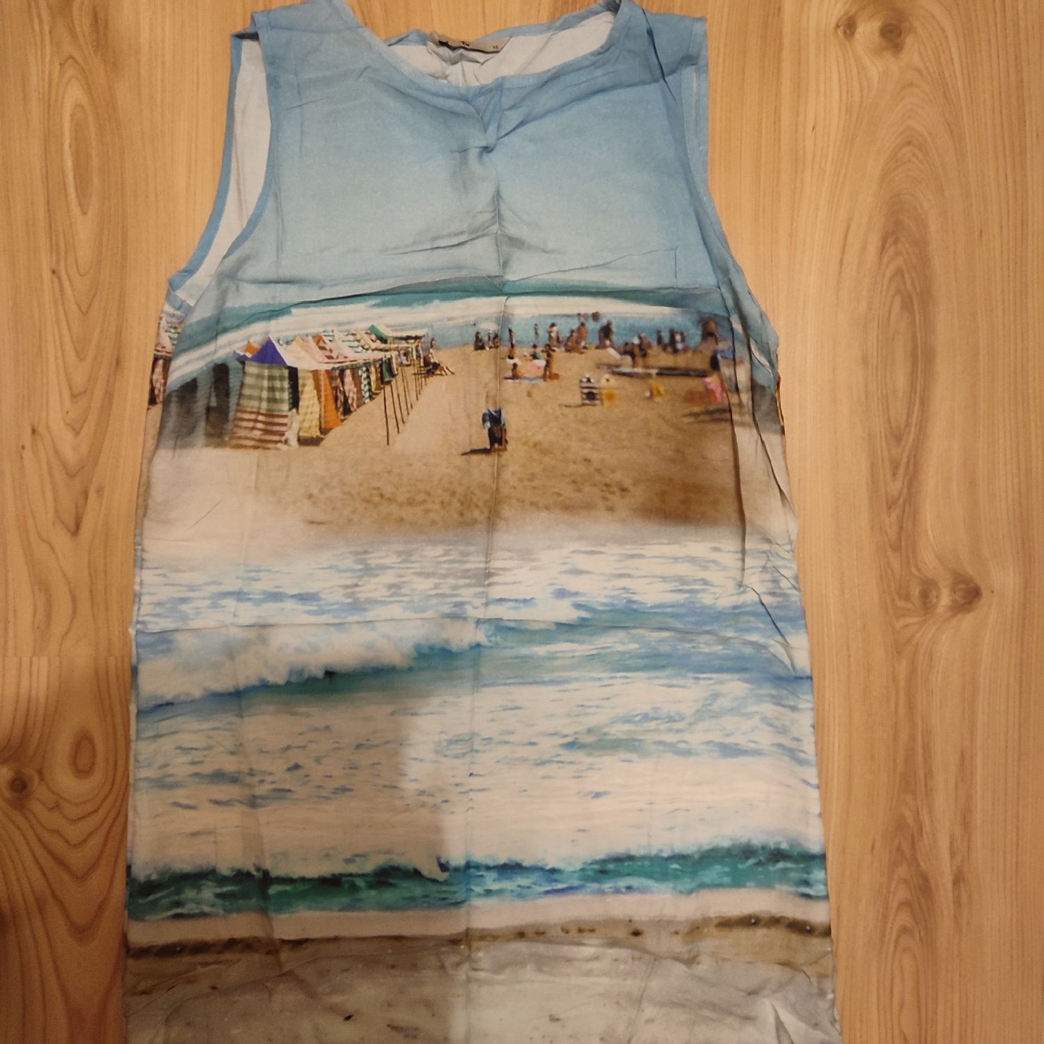 Sukienka z obrazkiem - morzem, falami, plażą.
Stan bardzo dobry, nie u