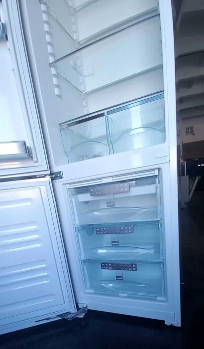 Холодильник Miele (милі, мили, миле)
двометровий, білий, з доводчиками