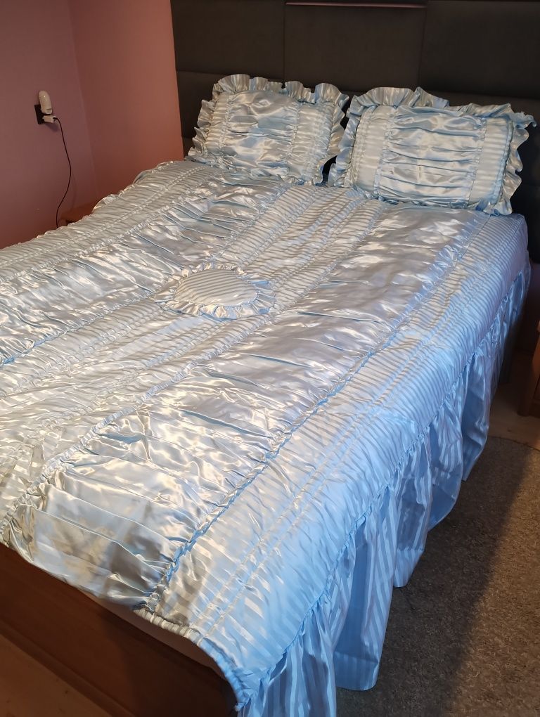 Narzuta na łóżko w kolorze niebieskim