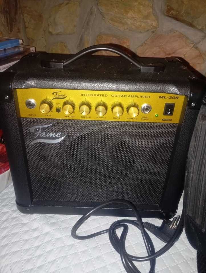 Guitarra eléctrica de J & D com acabamento Black + Amplificador.