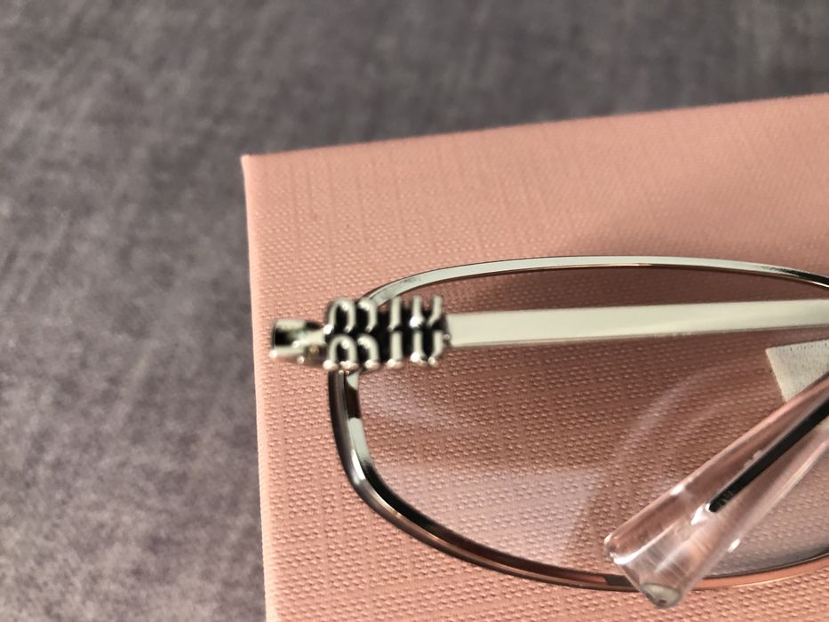 Солнцезащитные очки Miu Miu