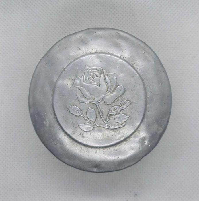 Caixinha de pó antiga em alumínio