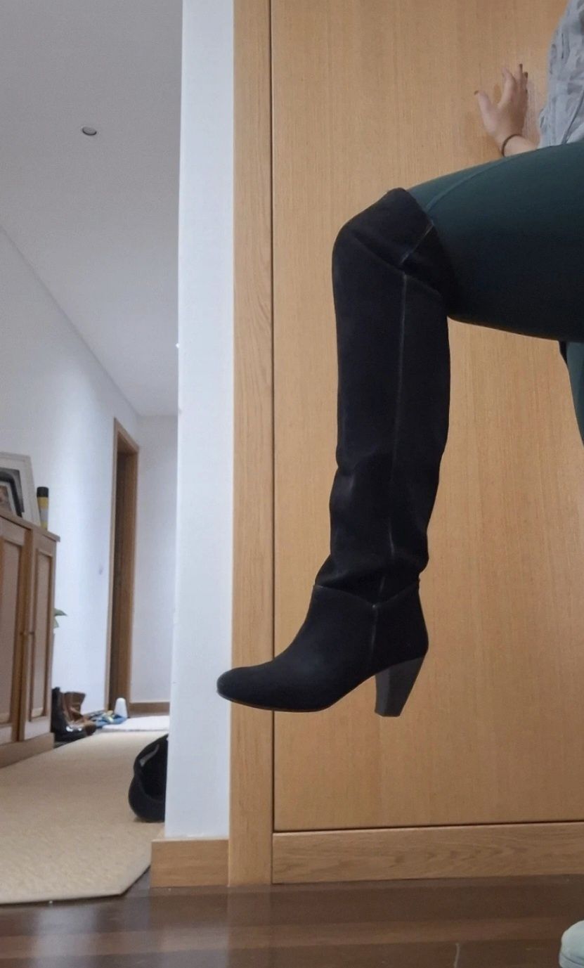 Botas acima do joelho, pretas de pele