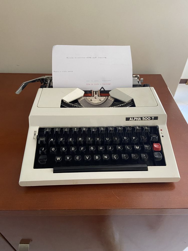 Máquina de escrever ALPHA 500T