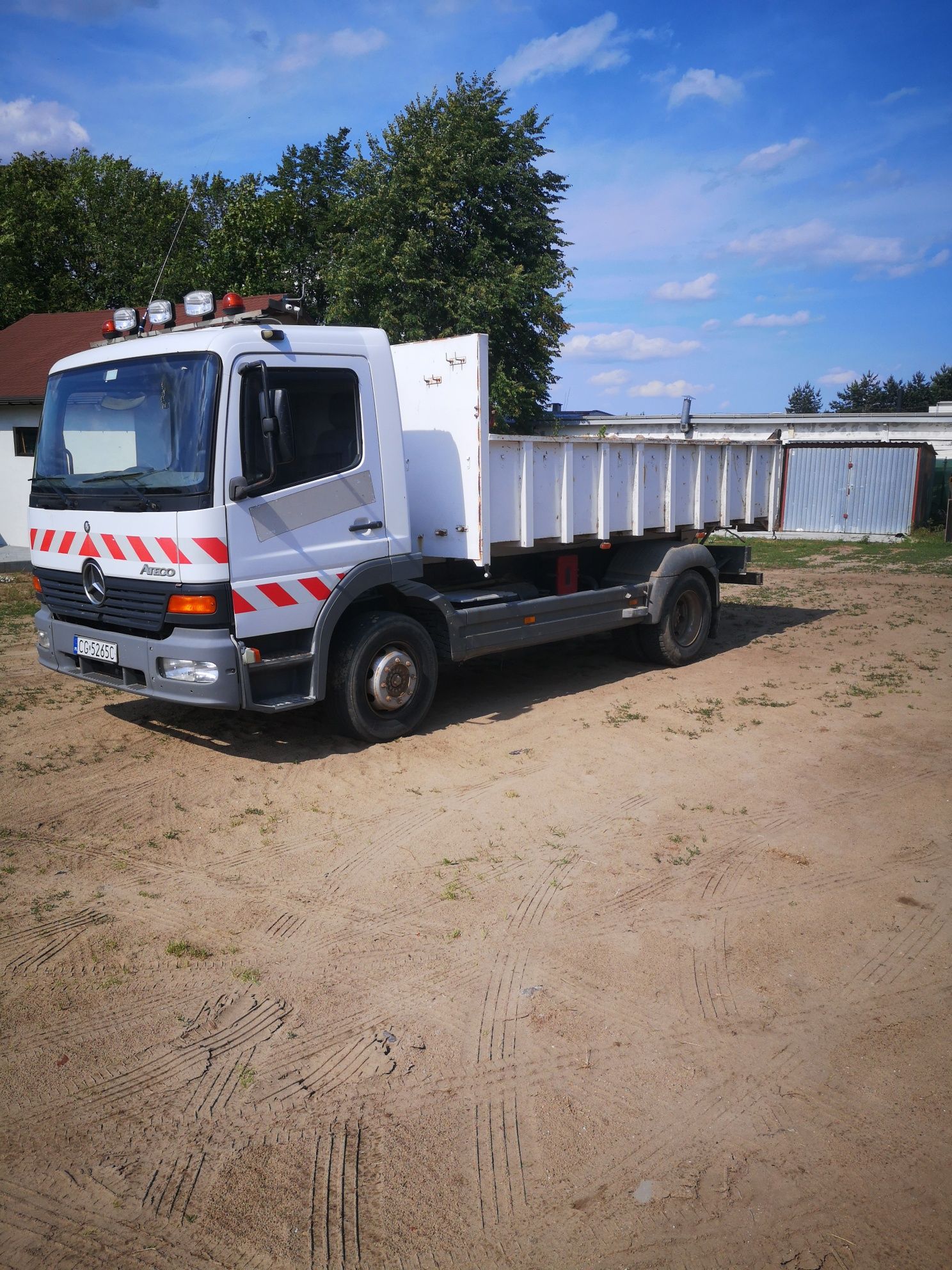 Wywrotka mercedesa atego