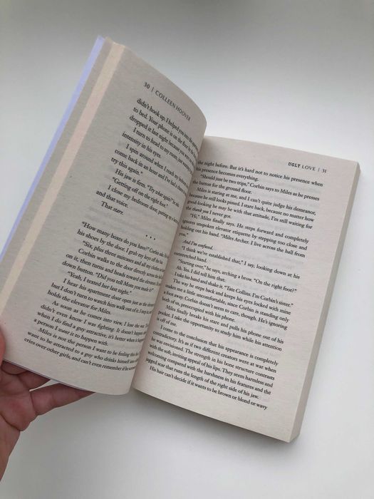 Livro Ugly Love de Colleen Hoover (como novo)