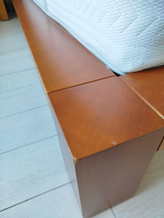 Quarto de madeira – cama, mesas de cabeceira e estante