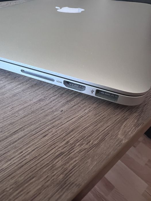Macbook Pro Early 2015 i5 - stan 9/10