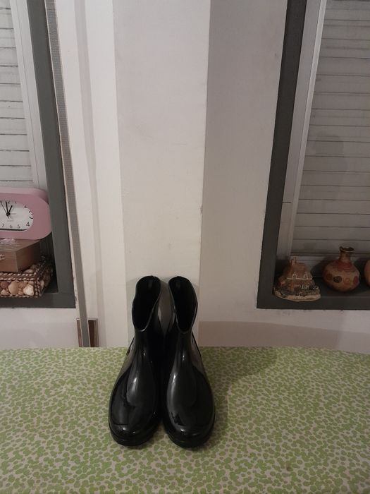 Vendo Botas de Senhora de Borracha muito bonitas como novas