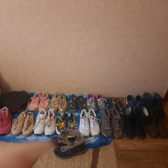 Взуття жіноче різне