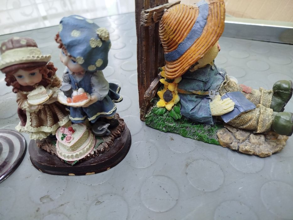 Mały wazonik dekoracyjny szklany i figurki