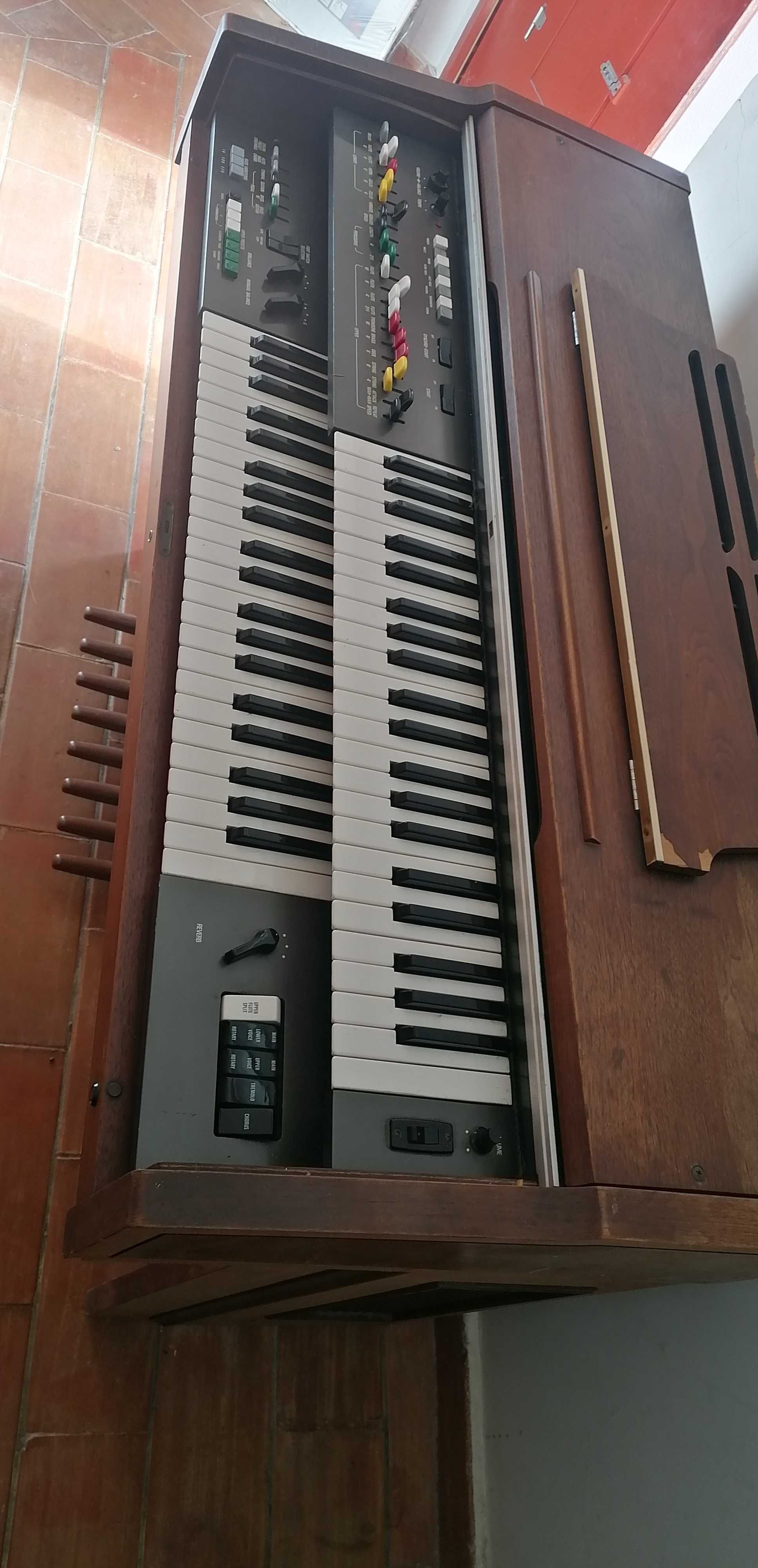Órgão Yamaha Electone EK-20 com coluna Rotary Reverb