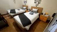 2 camas solteiro + colchões + mesas cabeceira