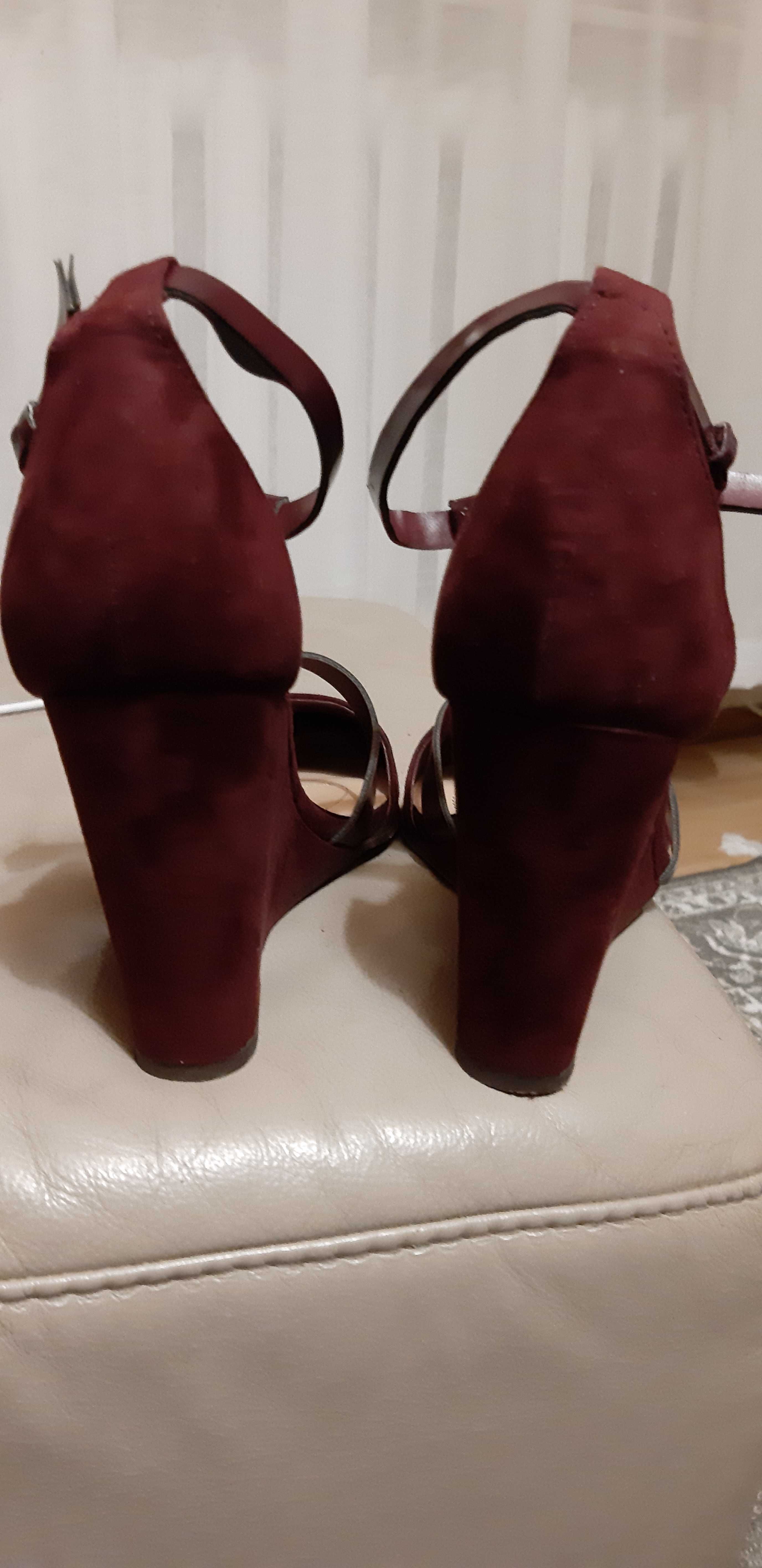 Stradivarius bordowe eleganckie buty koturny 37