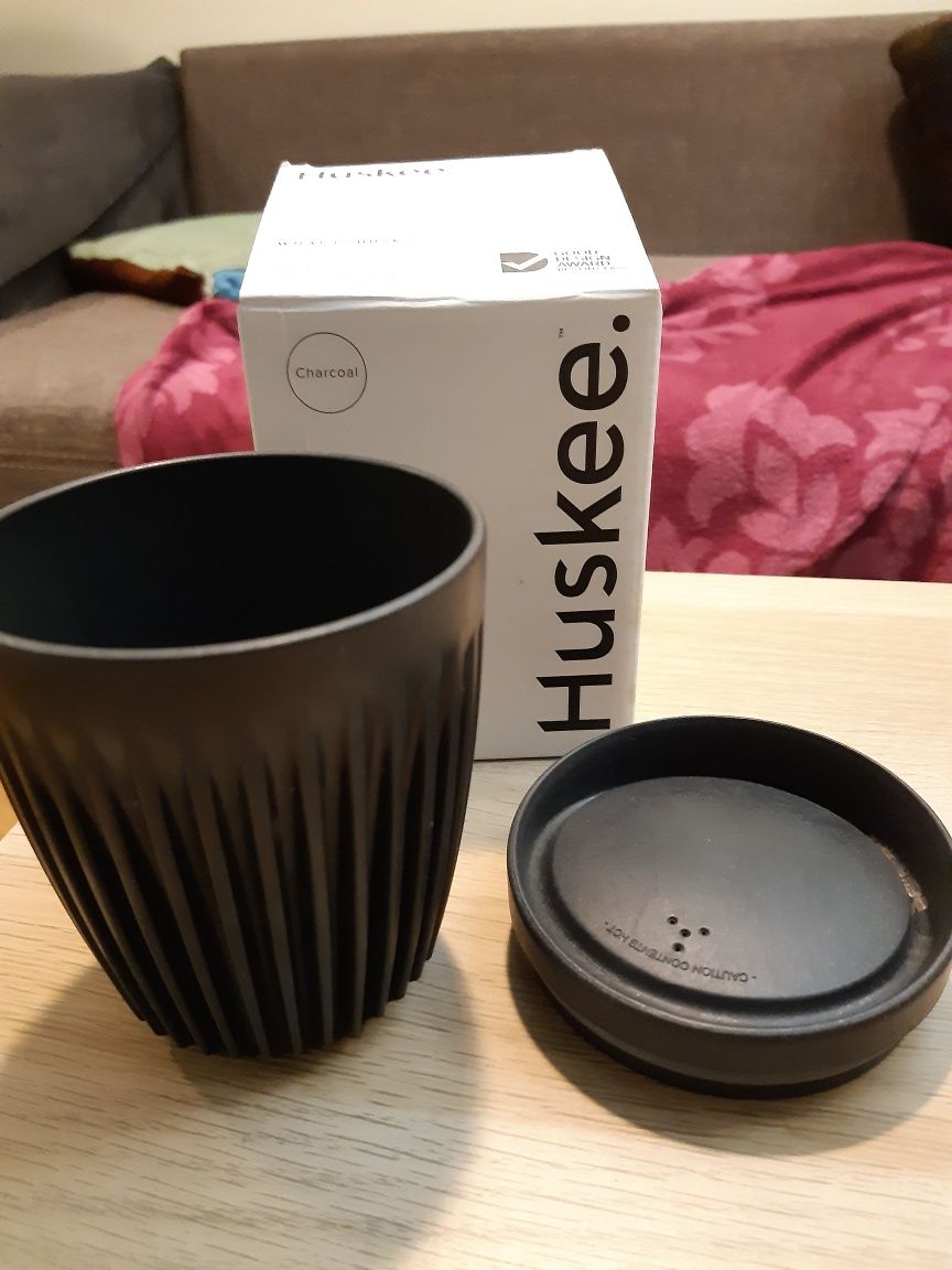 Używany czarny kubek HuskeE ekologiczny na wynos 300 ml coffee cup