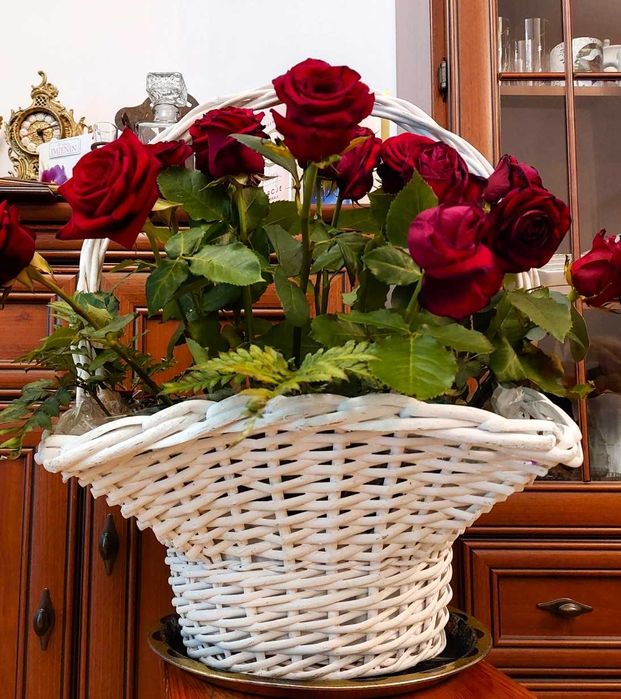 biały duży kosz wiklinowy kwadratowy dekoracyjny