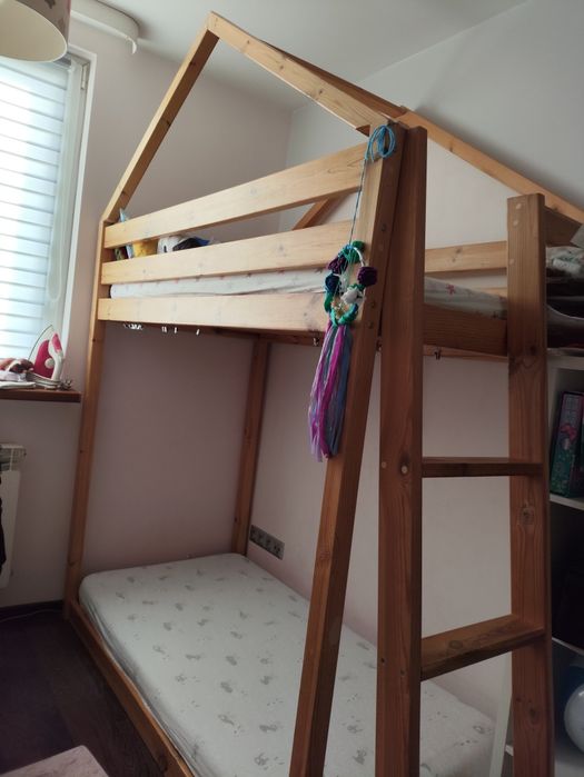 Łóżko piętrowe z materacami