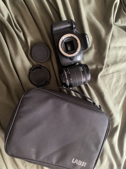 Canon eos 700D.