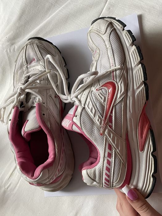 жіночі кросівки nike y2k