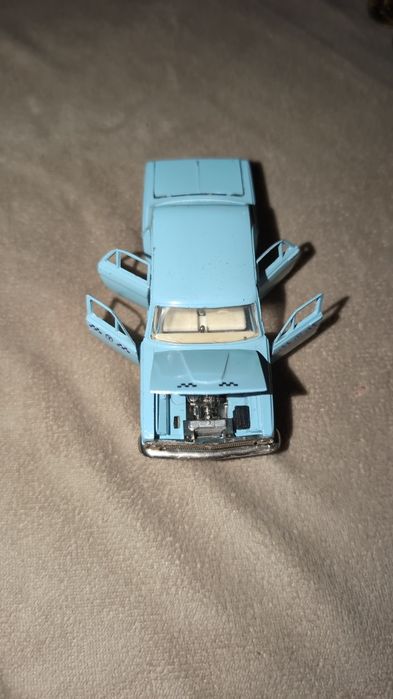 Волга блакитного кольору