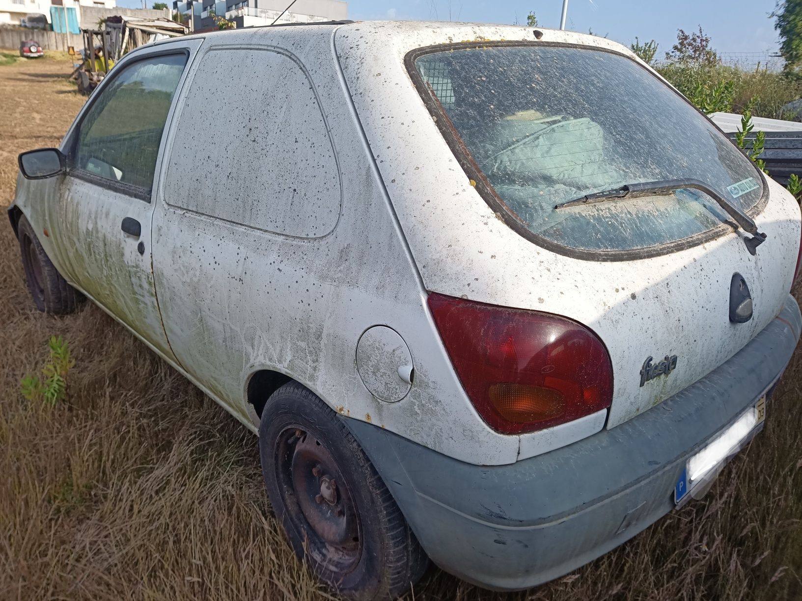 Ford Fiesta 1.8D para peças 
Mecânica traba