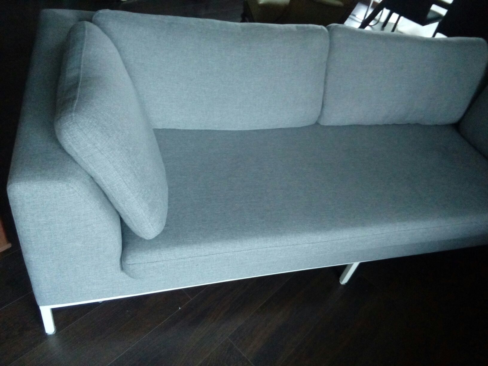 Sofa na metalowych nogach.