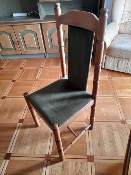 Drewniane tapicerowane krzesła